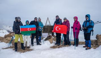 azerlotereya-nin-bir-qrup-emekdasi-heyder-zirvesi-ne-yurus-edib-video